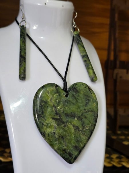 Pounamu heart set. Carousel 1