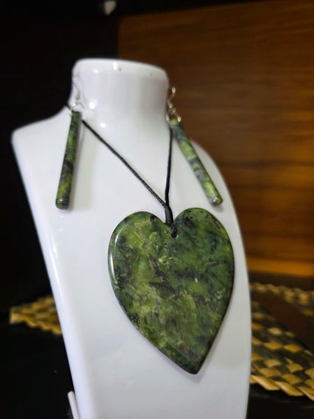 Pounamu heart set. Carousel 2