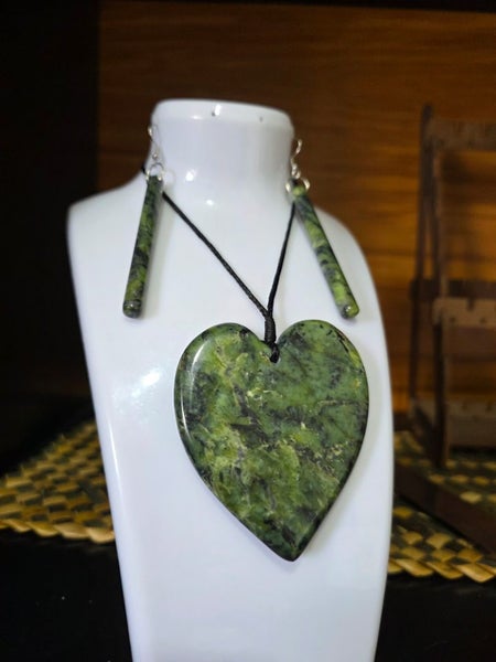 Pounamu heart set. Carousel 3