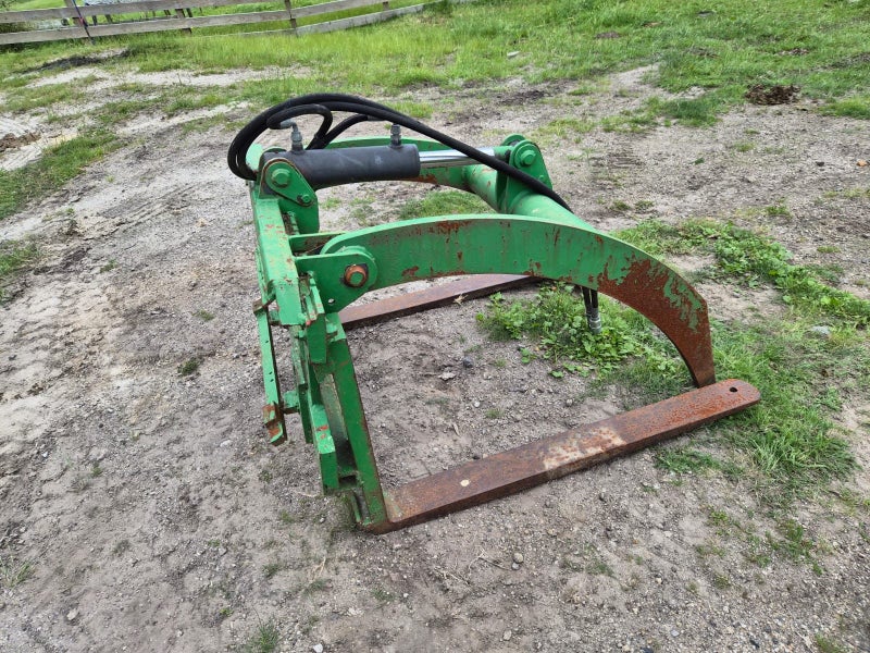 Skidsteer log fork attachment64572249831170110