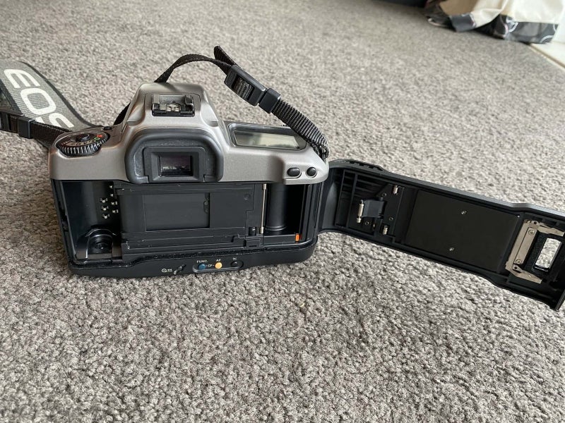 Title: Canon EOS 10 35mm SLR + 35–105mm Zoom + Grip + Bag + Manuals — Working64806899680259112