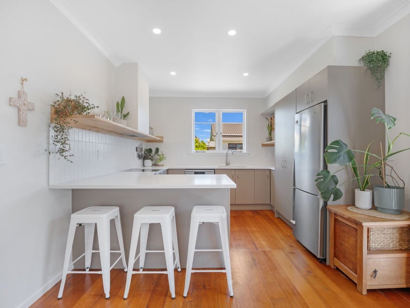 Renovated Bungalow Charm64580218578433111