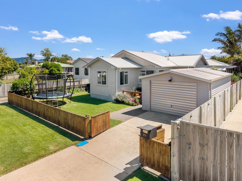 Renovated Bungalow Charm64580218578433114