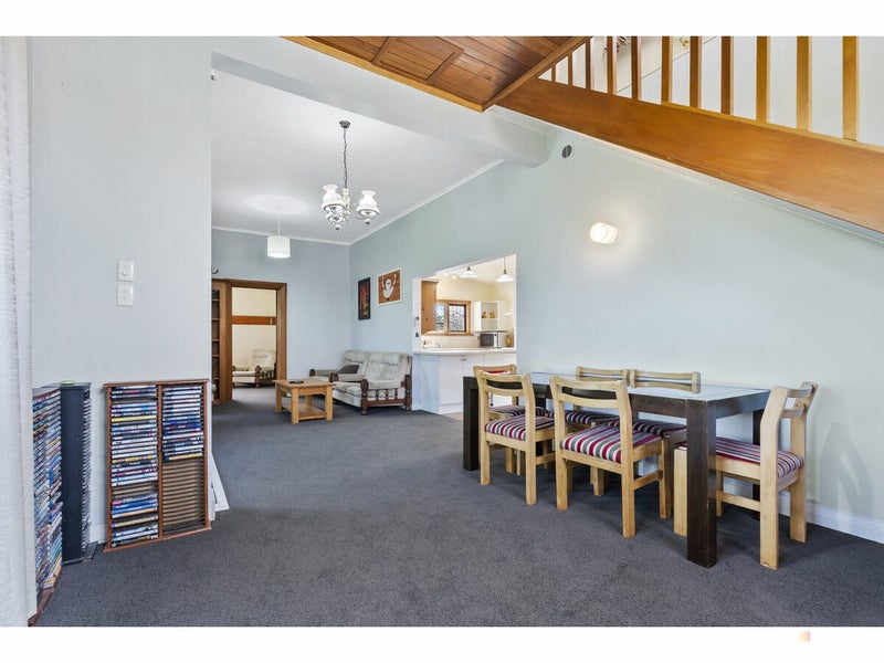 Two-stories Full of Charm!64580423234689113