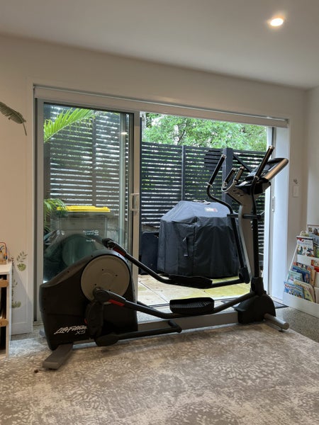 Life Fitness X5 Elliptical Cross-Trainer — Excellent Condition, Home Use64580492171777111