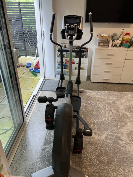Life Fitness X5 Elliptical Cross-Trainer — Excellent Condition, Home Use64580492171777114