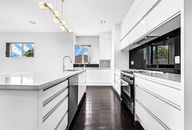 Stunning Contemporary Lakeside Living - Avail...64580614802434112