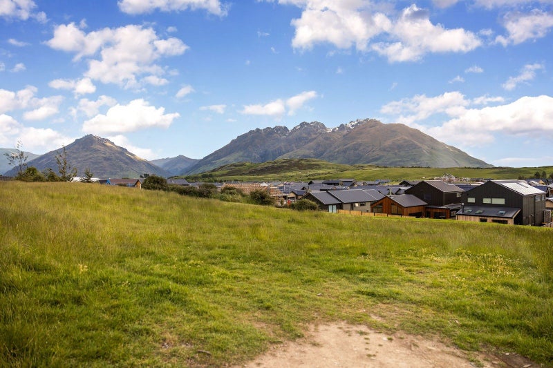 Elevated ridgeline corner site in Jack's Point!64592617081603113