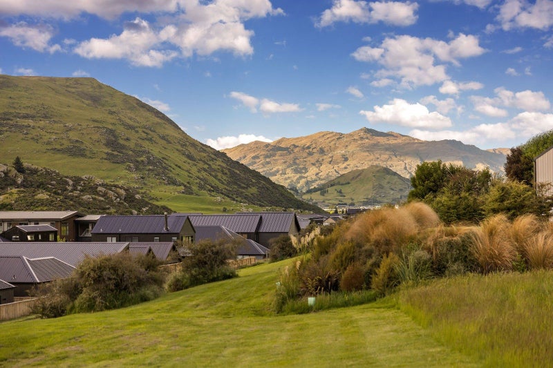 Elevated ridgeline corner site in Jack's Point!64592617081603114