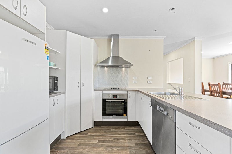 Modern, Easy-Care Living By The Coast64580818626307112