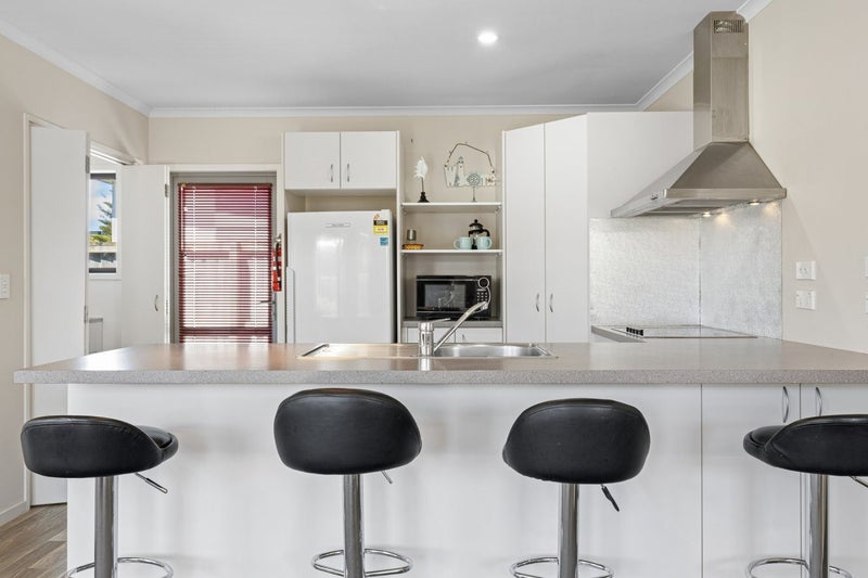 Modern, Easy-Care Living By The Coast64580818626307113