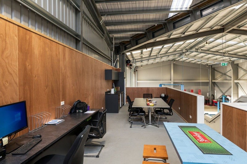 A Grade Office/Warehouse Facility64592616983425111