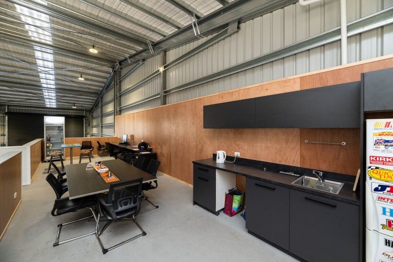 A Grade Office/Warehouse Facility64592616983425112