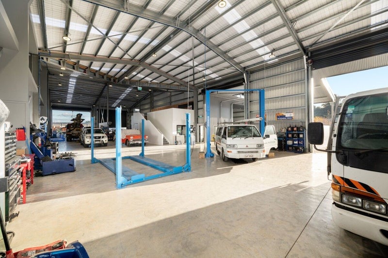 A Grade Office/Warehouse Facility64592616983425114