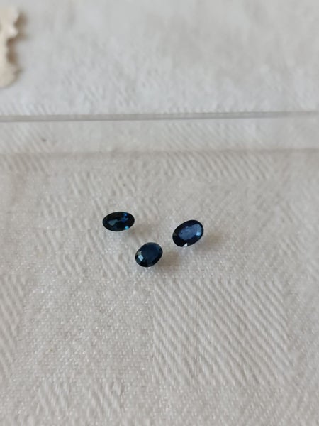 real natural Sapphire - 3 stones - 0.95ct. Carousel 1