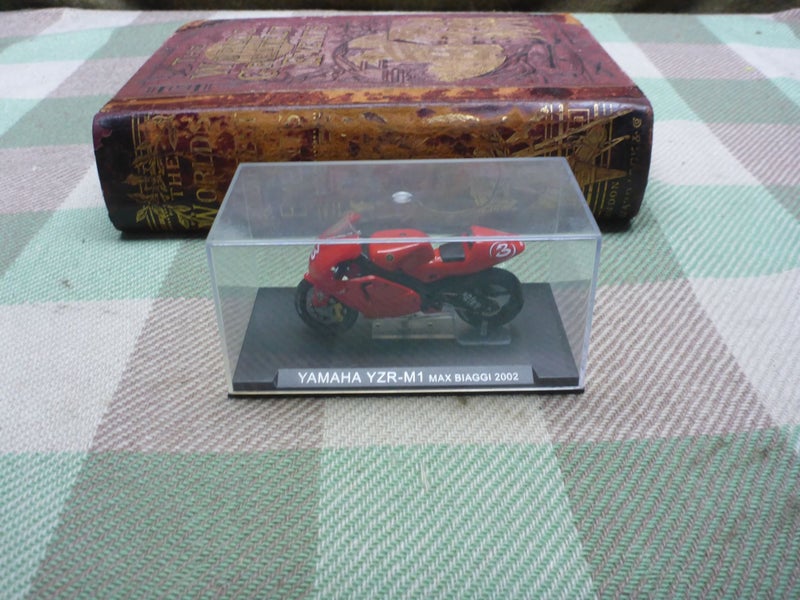 Vintage Cased Diecast Motorcycle Model Toy Yamaha YZR-M1 Max Biaggi 2002 Carousel 1