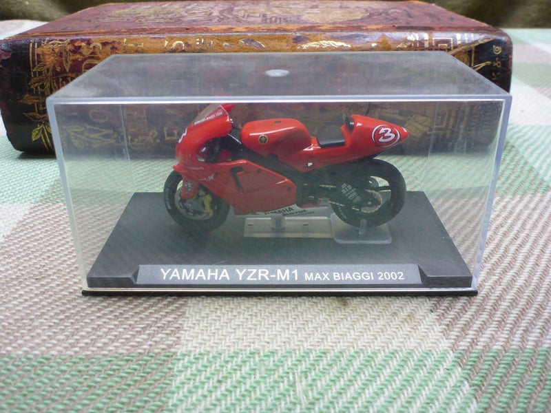Vintage Cased Diecast Motorcycle Model Toy Yamaha YZR-M1 Max Biaggi 2002 Carousel 2