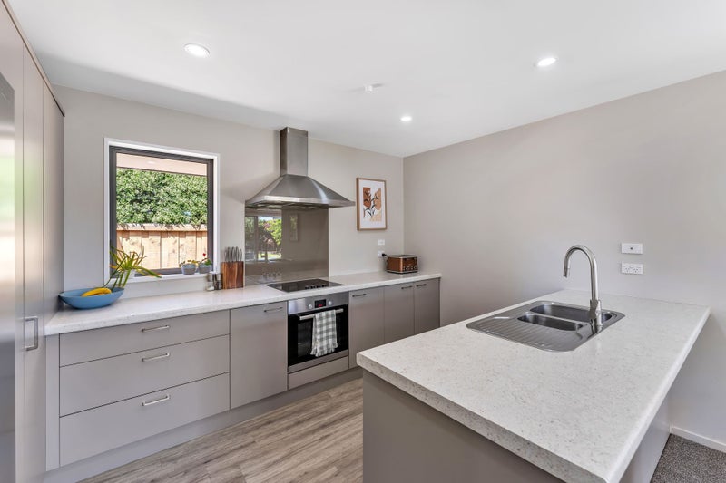 Feel-Good Family Living on a Favourite Street64582317738881112