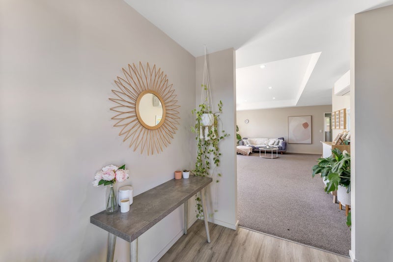 Feel-Good Family Living on a Favourite Street64582317738881114