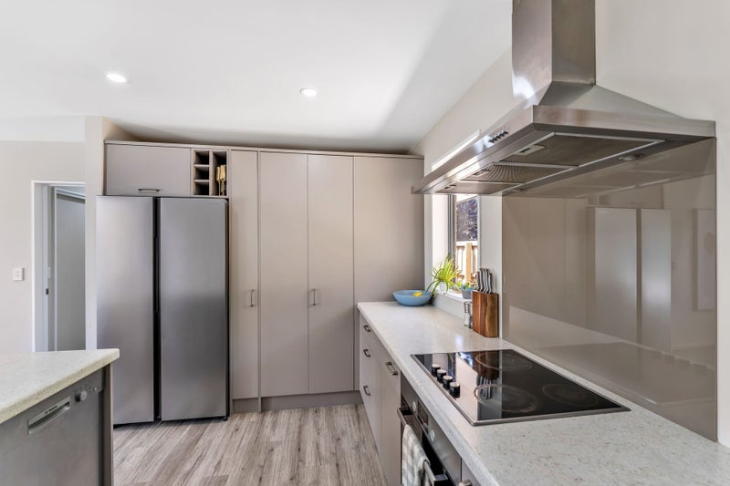 Feel-Good Family Living on a Favourite Street64582317738881113