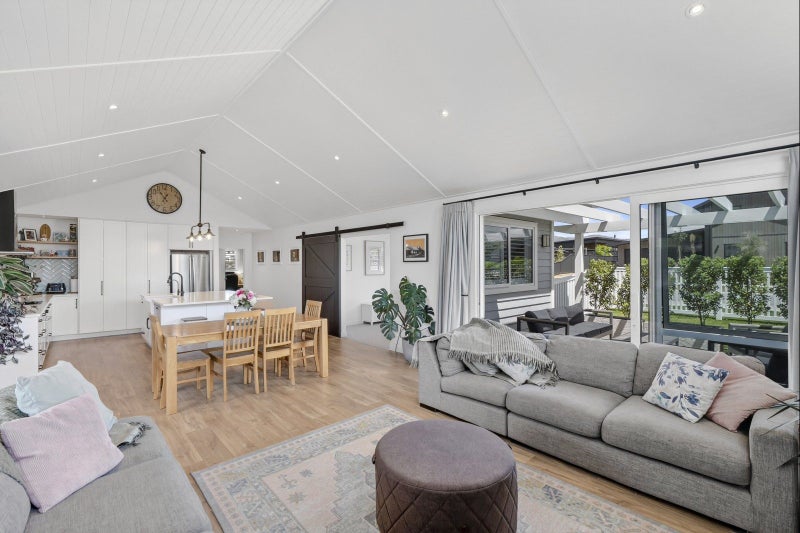 Space, style and immaculate villa-inspired living64582317829249111