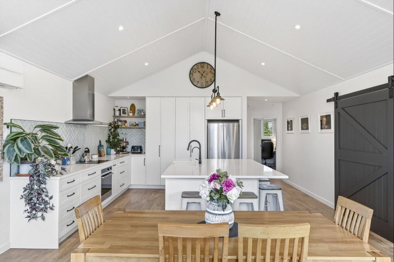 Space, style and immaculate villa-inspired living64582317829249112