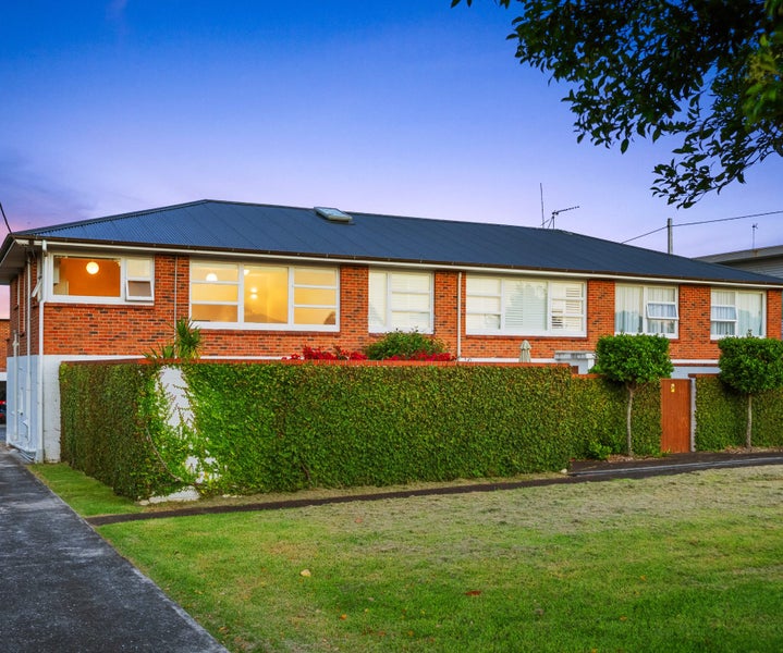 Between Two Beaches - Sun Filled Living!64583603823491111