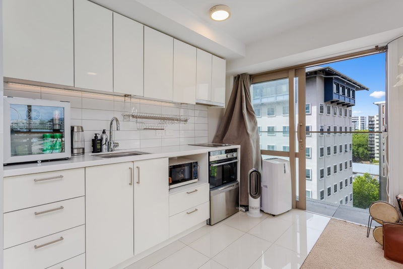 Stylish Beauty with Big Views!64582525251074112