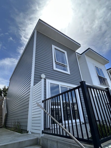 Whitby, 2 bedrooms64583214741891110