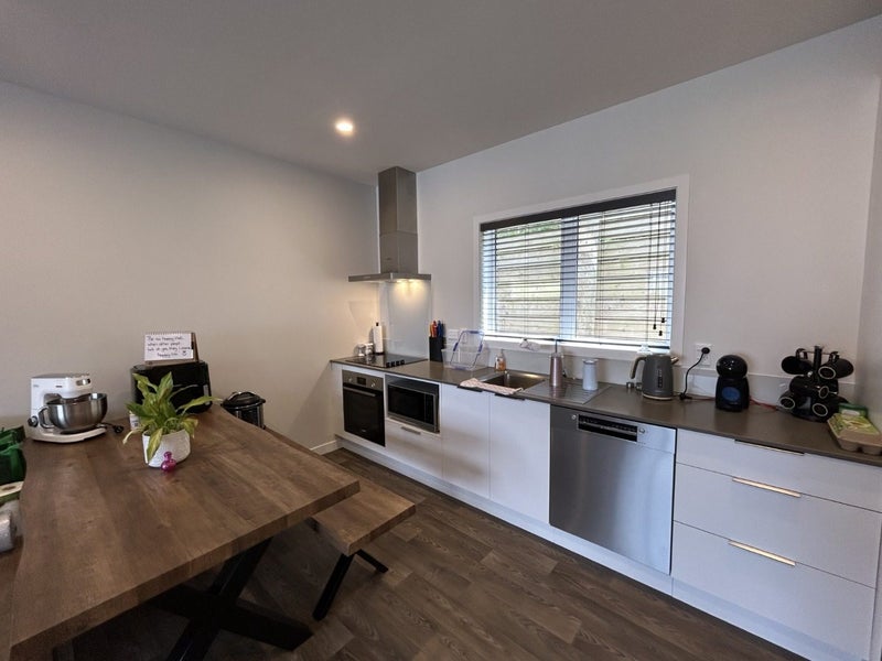 Whitby, 2 bedrooms64583214741891113