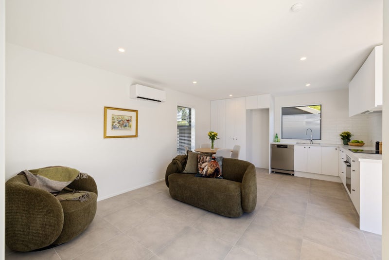 Stylish north facing new build64583304939906114