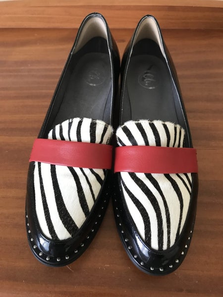Black & white loafers size 39/8.564583519692290110