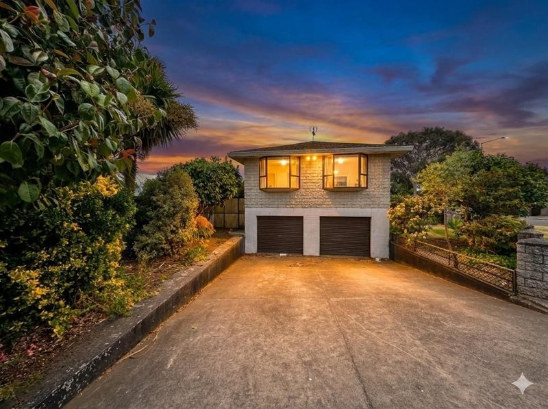 Burwood, 4 bedrooms64585002400642111