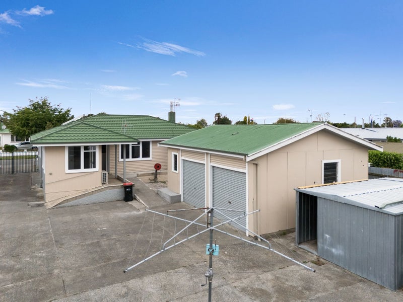 Bedrooms is it 3 or is it 4? you decide.64585487470210112