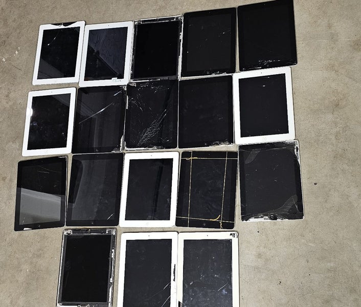 iPad 2/3 ×18 (FAULTY, for parts only) Carousel 3