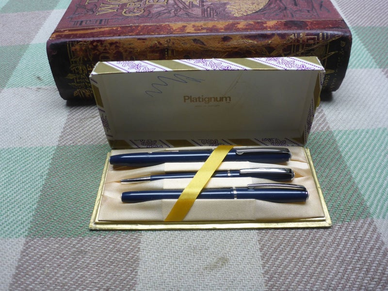 Stunning Old Boxed Platignum Regal Fountain Pen Ball Point Pen & Pencil Set Carousel 1