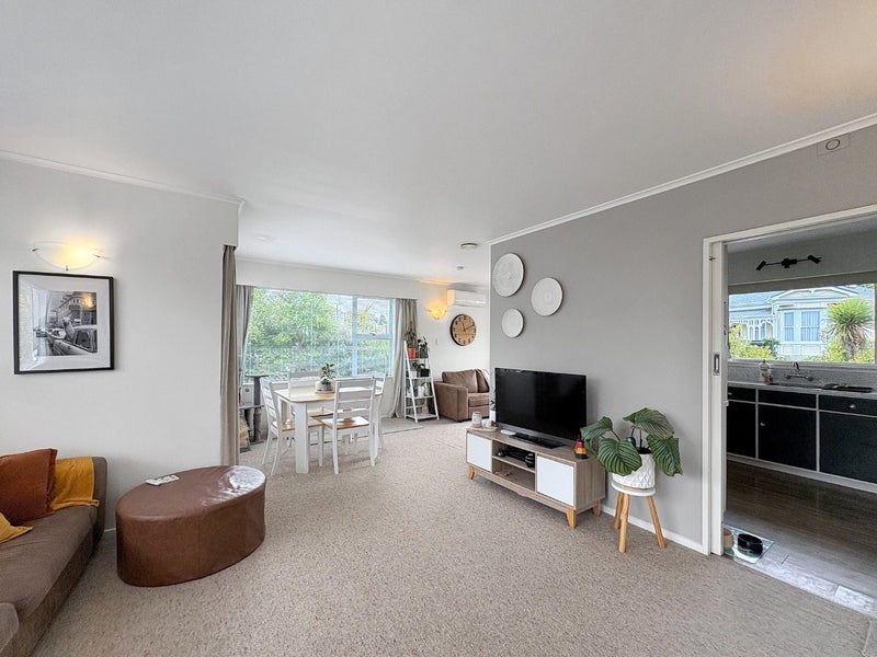 Saint Johns Hill, 3 bedrooms64592134021123113