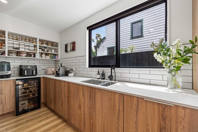 Wow Factor! Oversized Townhouse Living64669690165379113