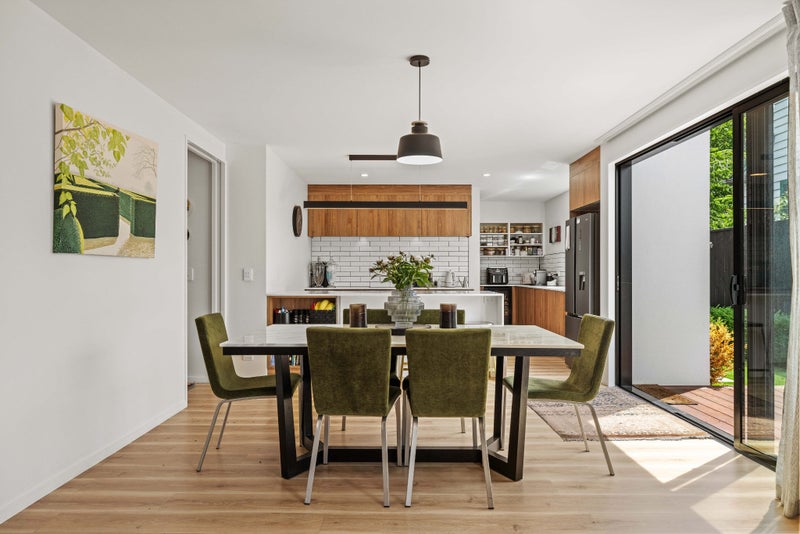 Wow Factor! Oversized Townhouse Living64669690165379114