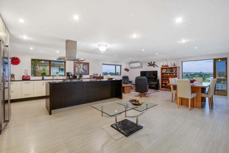 Spacious & Elevated, Family Home with Views64592424649730111