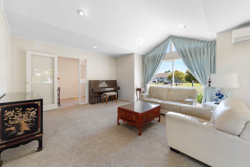 Spacious Single Level Living in Top Location64592822083970113