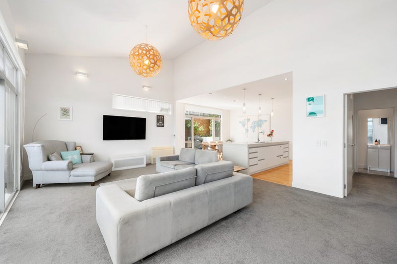 Sun-soaked retreat64593111435521114