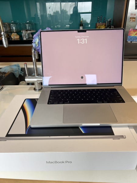 16 inch Macbook Pro 16GB Memory 1TB SSD64593648871427110