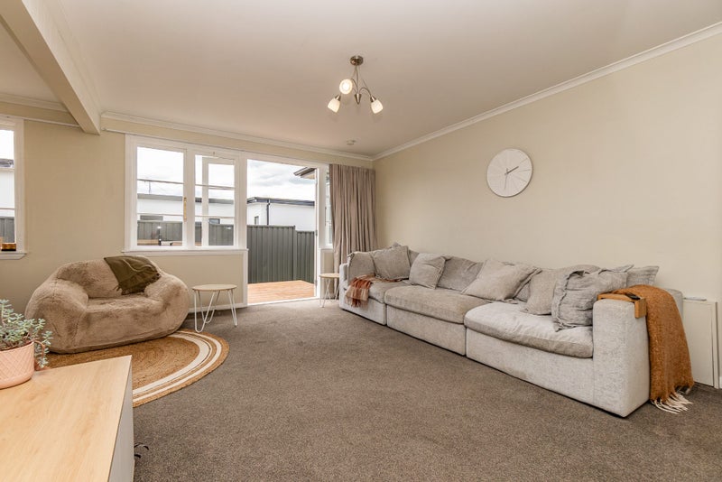 Bright. Bold. Effortlessly You.64593917420162113