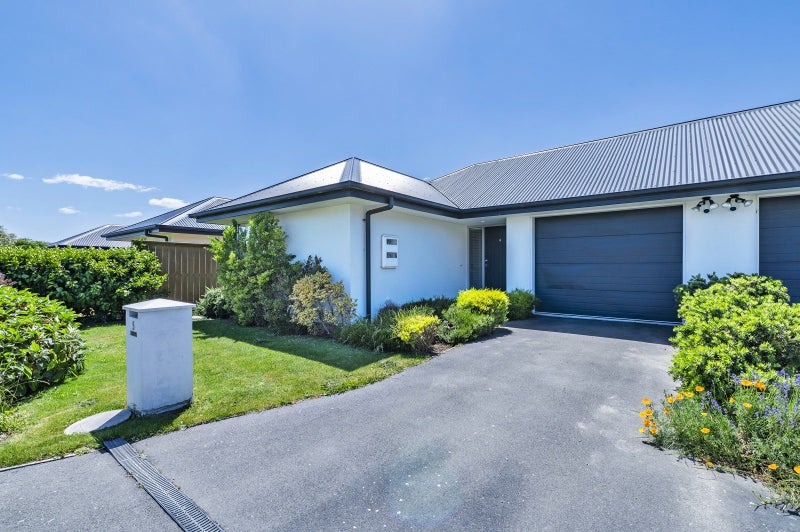 Modern and Easy-care Living!64594124326145110