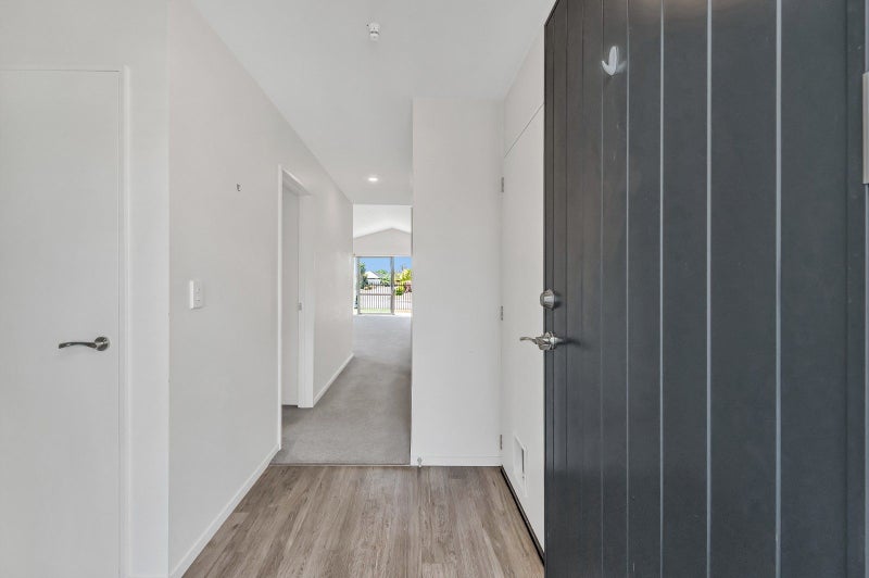 Modern and Easy-care Living!64594124326145112