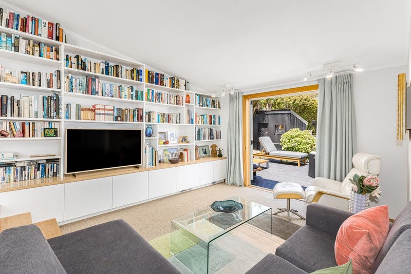 A SUNNY CITY FRINGE OASIS64595100090753113