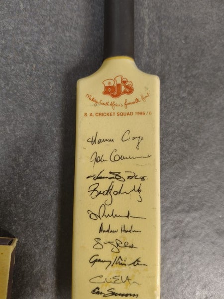 Cricket bat autographed South Africa Proteas 1996-96 Carousel 10