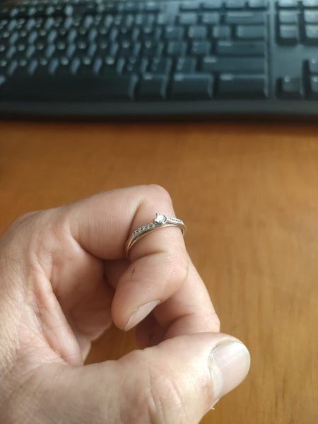 9CT Gold - 11 diamond ring ??64595346338946110