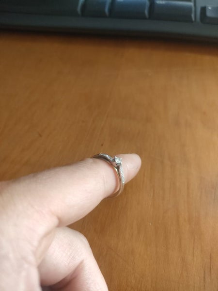 9CT Gold - 11 diamond ring ??64595346338946111